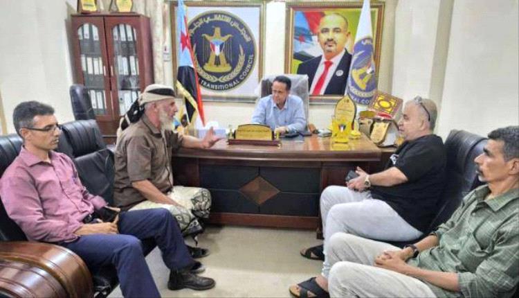 رئيس انتقالي لحج يلتقي مدير الشؤون الإدارية لكهرباء المحافظة
 
