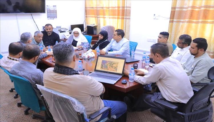 العمودي يناقش تنفيذ مشروع تعزيز الوعي الصحي لزيادة الطلب على التحصين في مديريتي تريم والقطن
