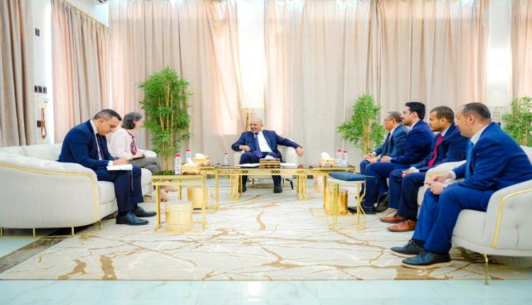 الرئيس الزُبيدي وسفيرة فرنسا يعززان التنسيق السياسي والاقتصادي لمواجهة تحديات اليمن الراهنة