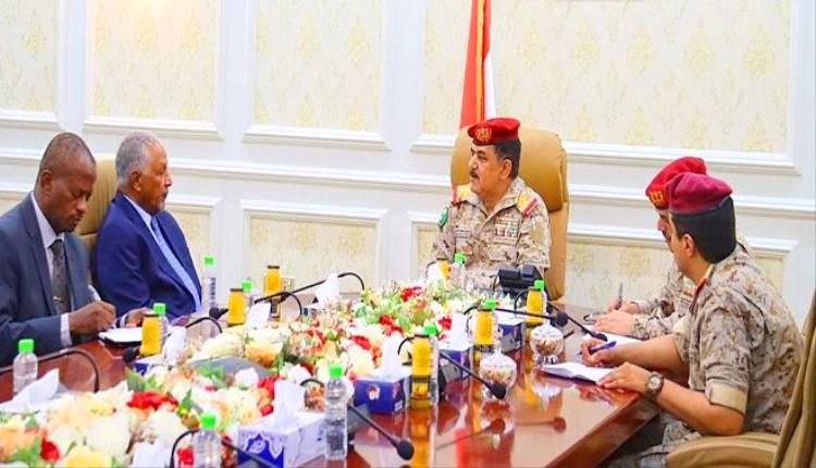 وزير الدفاع من عدن: إيران تمد الحوثيين بالأسلحة وسفينة "750 طن" دليلٌ صارخ
