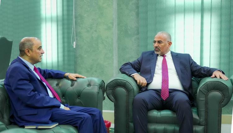 الرئيس الزُبيدي لرئيس الوزراء: لا مكان للتباطؤ والحكومة أمام اختبار الاستجابة لمعيشة المواطن