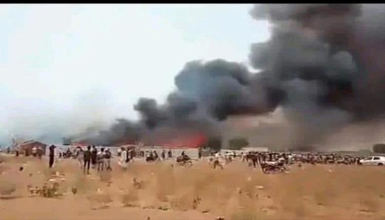 حريق يلتهم 18 منزلًا ويشرد عشرات الأسر  في الحديدة  وسط صمت حوثي مريب