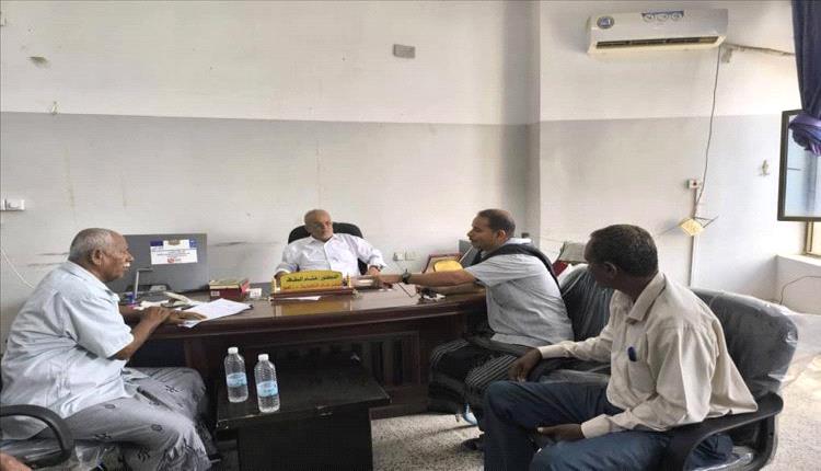 مدير مكتب المالية بالمضاربة والعارة بلحج يناقش مع مدير مكتب التخطيط بالمحافظة البرنامج الاستثماري المعدل
