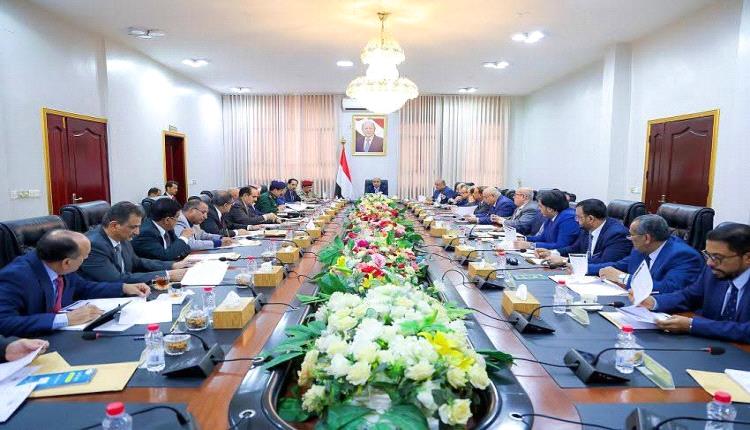الحكومة ترفع وتيرة التنسيق مع البنك المركزي لإنقاذ العملة وتحسين الخدمات
