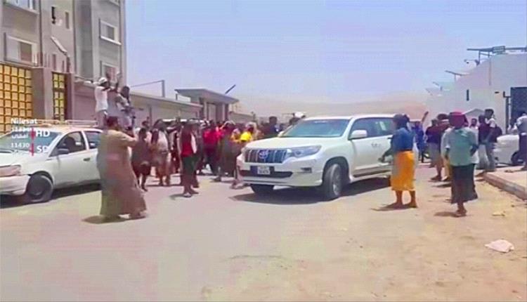 حضرموت تلفظ البرلمان اليمني.. احتجاجات غاضبة تطرد لجنة برلمانية وتتهمها بفرض "أجندات مشبوهة"