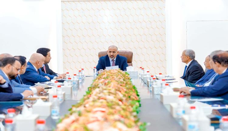 الرئيس الزُبيدي يطلق خطة إنقاذ اقتصادي.. تحركات جنوبية لتأهيل البنية المالية والخدمية واستقطاب الاستثمارات