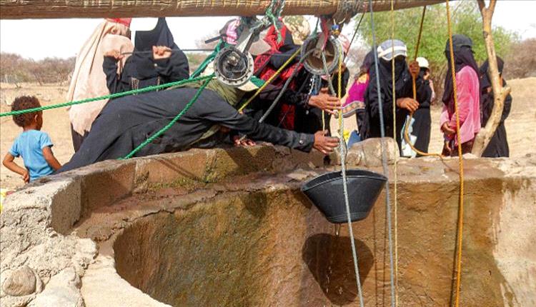تعز تختنق عطشاً.. مأساة إنسانية تودي بحياة رجلين وطفل في يوم واحد