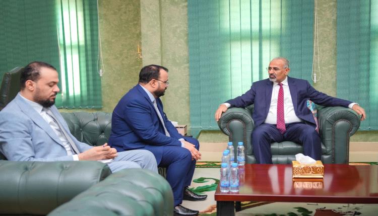 الرئيس الزُبيدي يشدد على استكمال مشاريع الطرق الاستراتيجية ويؤكد أهمية جسر كالتكس والطريق البحري