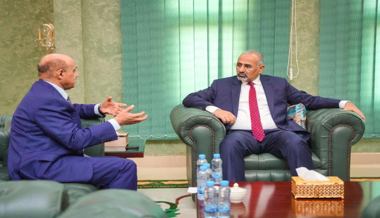 الرئيس الزُبيدي يطلع على جهود البنك المركزي لضبط القطاع المالي وتعزيز استقرار العملة المحلية