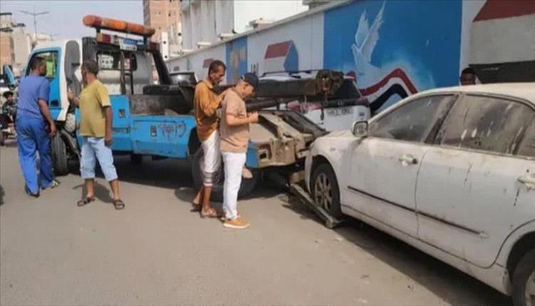 حملة لإزالة السيارات المهملة من شوارع عدن
