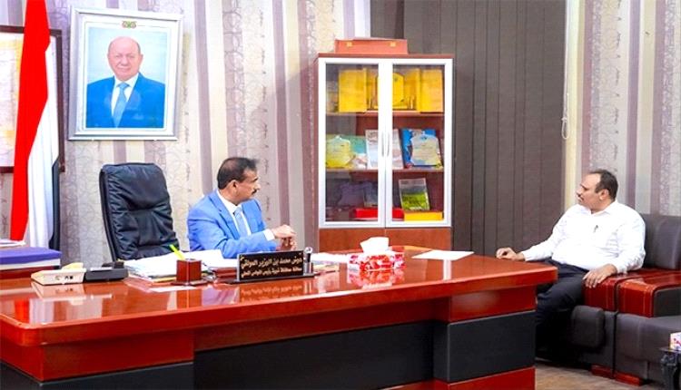 محافظ شبوة يطالب بتفعيل ضريبة الريع العقاري ويؤكد ضرورة استقلال مركز تحصيل كبار المكلفين