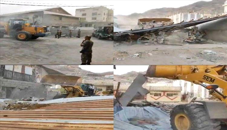 الحزام الأمني يهدم بناءً عشوائيًا في قلب التواهي