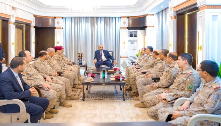 الرئيس الزُبيدي في اجتماع هيئة الأركان: معركتنا مع الحوثي مصيرية ولا خيار فيها إلا النصر