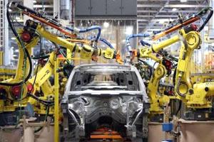 رينو توظف 400 عامل لرفع إنتاج السيارات الكهربائية في 2025
