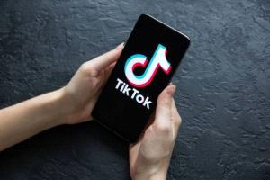 تيك توك مجددًا في مرمى الاتهام الأوروبي.. بيانات الأوروبيين على خوادم صينية تثير قلق الخصوصية