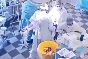 مشهد مؤثر.. أطباء كامتشاتكا يواصلون عملية جراحية وسط زلزال روسيا
