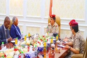 وزير الدفاع من عدن: إيران تمد الحوثيين بالأسلحة وسفينة "750 طن" دليلٌ صارخ
