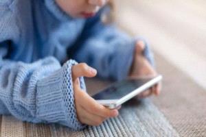 دراسة تحذر: استخدام الهاتف المحمول قبل 13 عامًا يزيد مخاطر مشاكل الصحة العقلية لدى الشباب