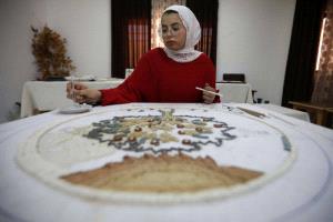 الأردن يرسم تاريخه بحجارة الفسيفساء وفنها

