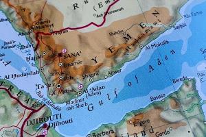 خبير أمريكي: آن أوان عودة السفارة إلى عدن.. إدارة اليمن من الرياض كإدارة لندن من كرواتيا!