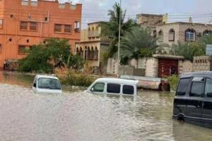 فاجعة في اليمن.. مصرع أسرة من 4 أفراد داخل سيارة حاصرتها السيول
