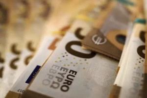 اليورو بأدنى مستوى في 3 أسابيع بعد تلويح ترامب بالتعريفات
