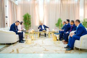 الرئيس الزُبيدي وسفيرة فرنسا يعززان التنسيق السياسي والاقتصادي لمواجهة تحديات اليمن الراهنة