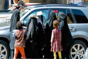 نساء اليمن بين نار الحرب وذلّ التسوّل: "ننام جياعًا ونشحت الخبز بالدَّين"