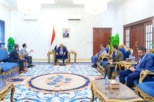 الرئيس الزُبيدي يشيد بدور الصليب الأحمر: دعم إنساني وتنموي يعزز الصمود في المناطق المحررة