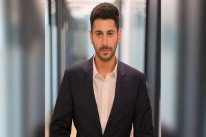إقالة المتحدث باسم نتنياهو قبل رحلة واشنطن.. جدل حول الأسباب