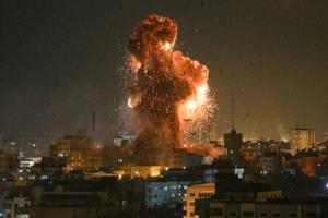 صحيفة: عشرات الانفجارات في بيت حانون وحزام من النار يحيط بالمنطقة دون توقف
