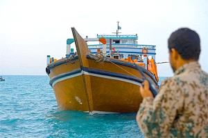 إيكونوميست: الحوثيون يغرقون السفن والعالم يغمض عينيه