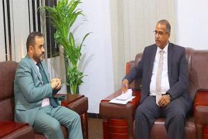 عدن محطة عبور مثقلة بالأعباء.. الحكومة تبحث مع الهجرة الدولية أزمة المهاجرين واللاجئين
