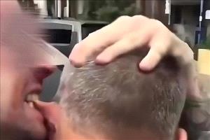 شواطئ المتوسط تشتعل: مهاجر سوري يهاجم سائحًا إسرائيليًا ويُمزق أذنه في اليونان