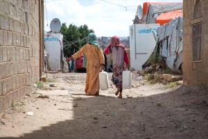 الجوع ينهش اليمن.. الأمم المتحدة تحذر من انزلاق ملايين إلى الهاوية في ظل شح التمويل وتصاعد الأزمات