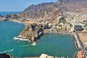 خطر يهدد الأرواح.. خفر السواحل يحذر من السباحة في سواحل عدن 