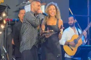 أحمد سعد يفاجئ زوجته علياء بسيوني بعيد ميلادها خلال حفله «مراسي»
