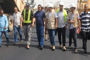 بتمويل ياباني وإشراف أممي.. مدير المنصورة يدشن إعادة تأهيل شارع الخمسين بعدن