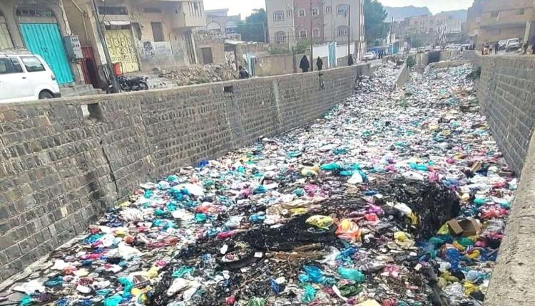 تعز تختنق تحت النفايات والعطش.. تحذيرات من كارثة صحية واتهامات بالتقاعس