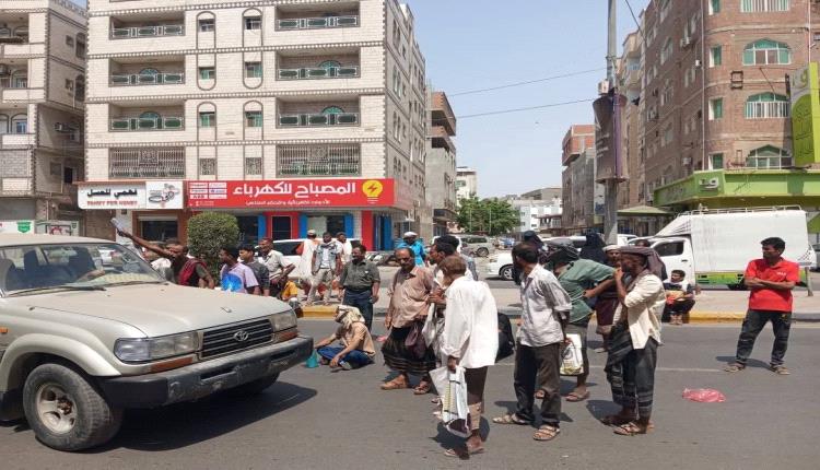 ثورة الجياع تمتد إلى القطاع المالي.. إغلاق بنك إنماء في عدن احتجاجًا على تأخر الرواتب