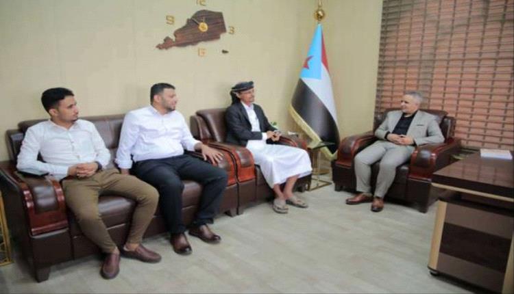 اليافعي يثمّن مبادرة شبابية لترميم الطريق الدولي بأبين: الإعلام شريك في التنمية