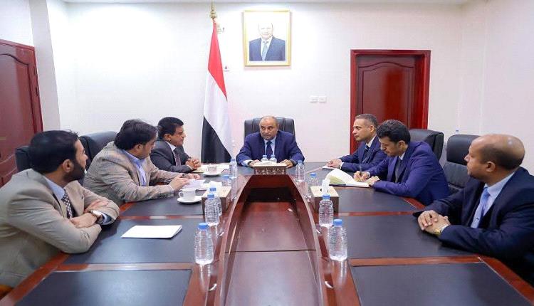 بن بريك يعود ليشعل الضوء: الكهرباء على طاولة أول اجتماع حكومي بعدن