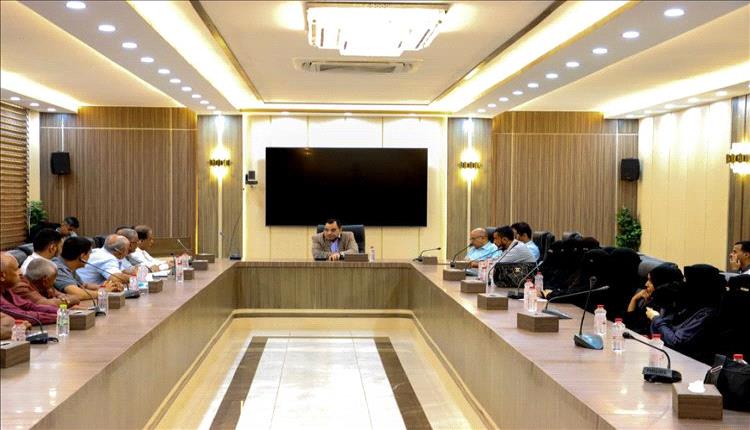 الوزير السقطري يشيد بجهود الهيئة العامة للمصائد السمكية بخليج عدن
