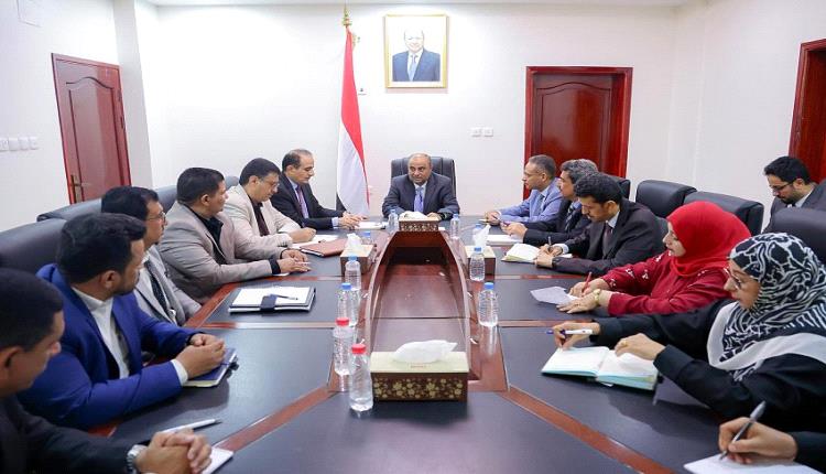 رئيس الوزراء يوجه بتعزيز التنسيق الوطني لمكافحة الأوبئة ويشدد على رفع الجاهزية الصحية في عدن
