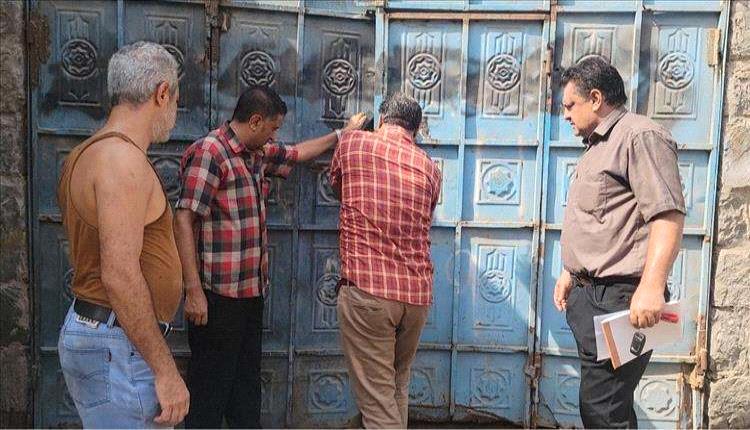ضبط وإغلاق معمل مياه مخالف في عدن