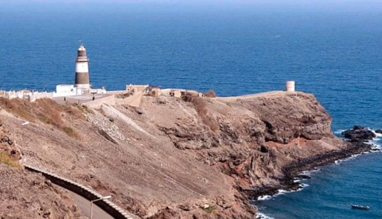 انتفاضة في معاشيق.. جنود وموظفون يطالبون بإقالة محاسب رئاسة الوزراء بعد اتهامات فساد وابتزاز