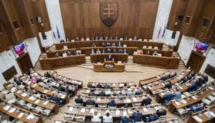 برلمان سلوفاكيا يصدر قرارًا مثيرًا ضد عقوبات روسيا وسط خلافات سياسية داخلية
