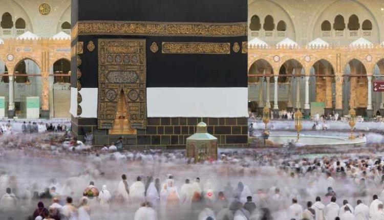 حجاج بيت الله الحرام يؤدون طواف الإفاضة
