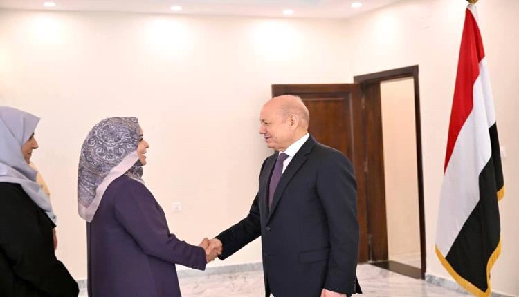 العيد بين الرئاسة والرصيف.. صلاة ومعايدات رسمية، وناشطات يبحثن عن تظاهرة لم تأتِ