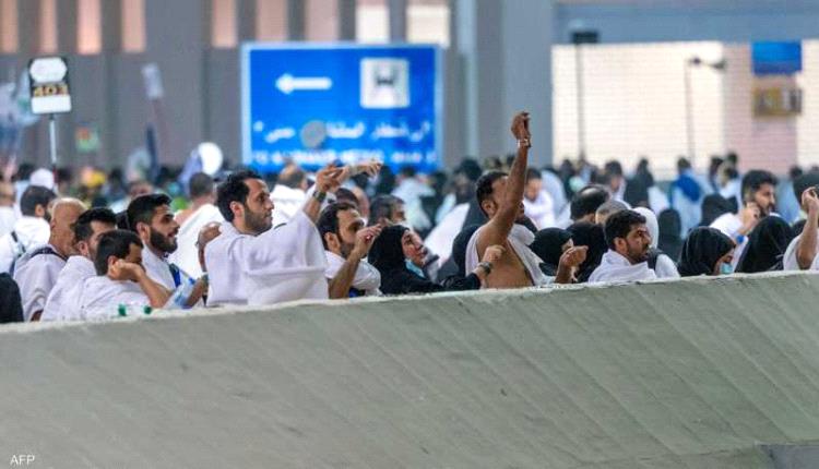 الحجّاج يرمون الجمرات الثلاث في ثاني أيام التشريق